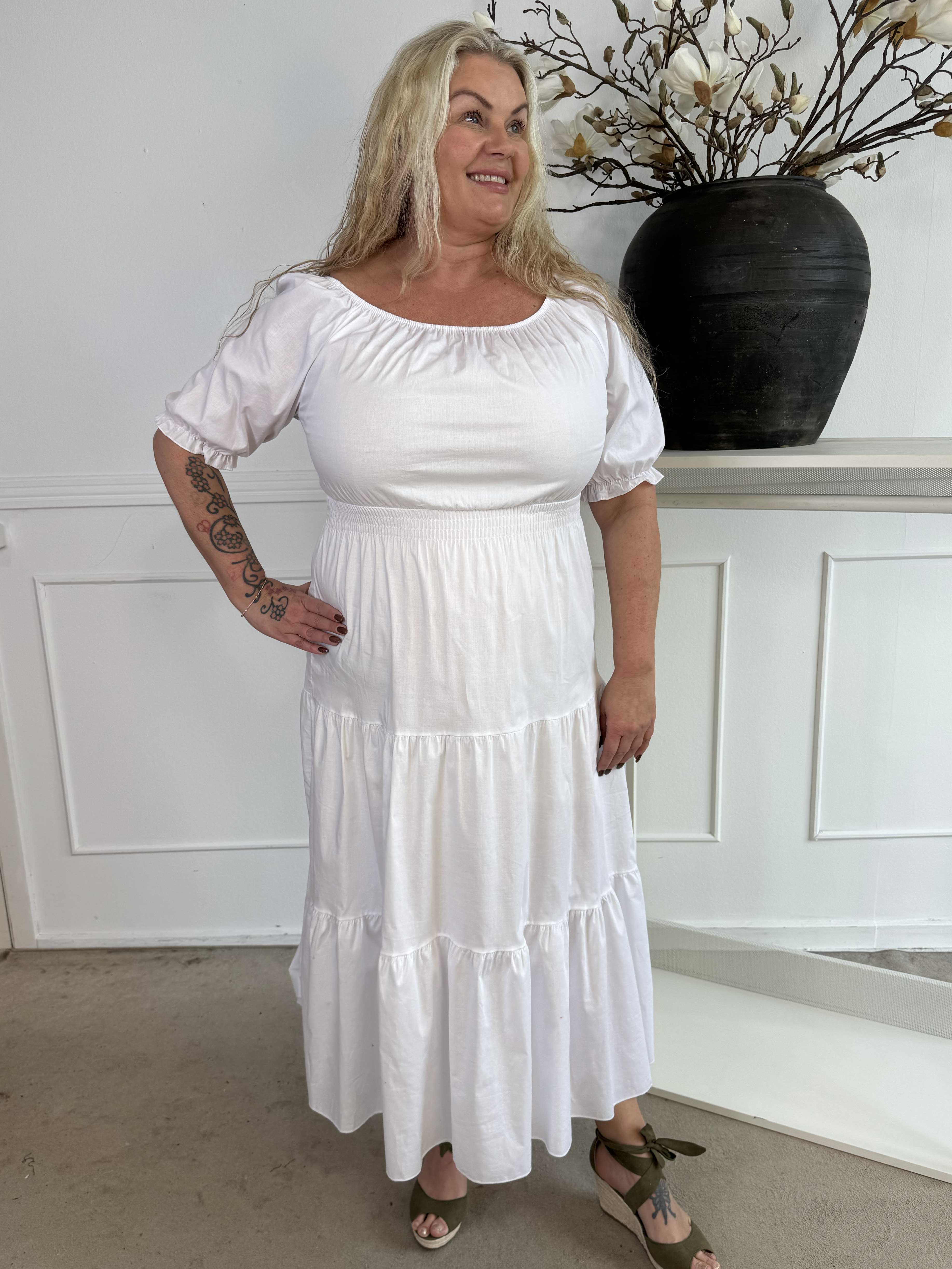 Kayce - Plus size kjole i bomuld med elastik i udskæringen og taljen
